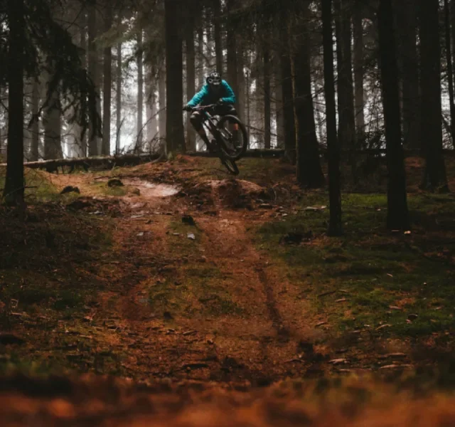 Mountainbikecyklist på en stig i skogen utanför Örnsköldsvik