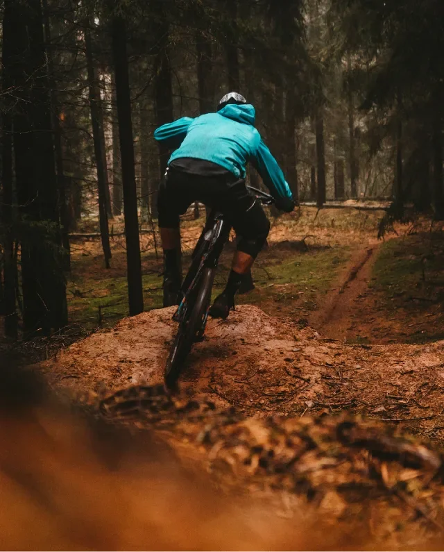 Cyklist som kör mountainbike i skogen utanför Örnsköldsvik
