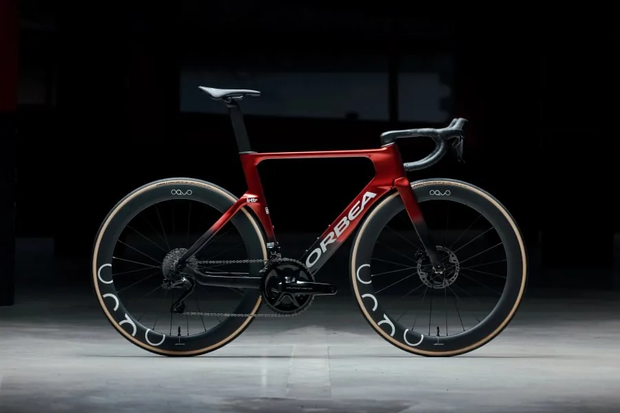 Orbea racercykel i studioljus – premiumcykel hos Höga Kusten Cykel